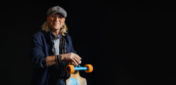 快乐的中年商人拿着滑板图片下载