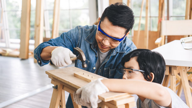 东南亚家庭的父子diy或修理工艺品技能在家里的作坊图片下载