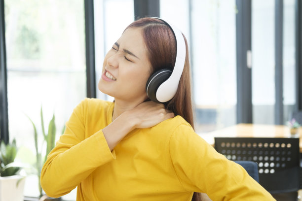 年轻女性因办公室综合症背部疼痛。图片下载