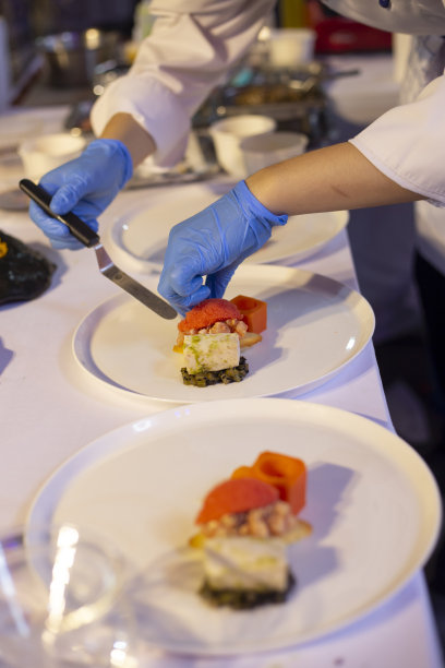 在酒店或餐厅的厨房里，厨师只会用手做饭图片下载