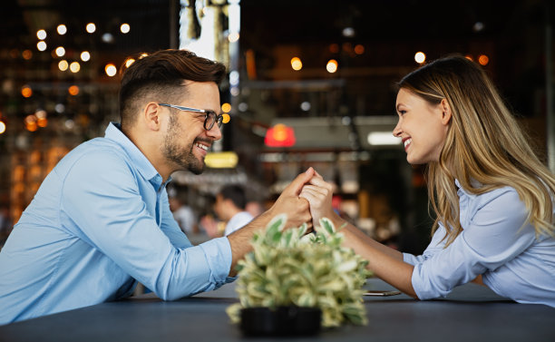 浪漫的情侣喝着咖啡，在咖啡馆里约会。图片下载