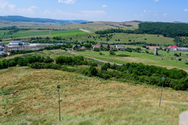 夏天，罗马尼亚特兰西瓦尼亚(Transilvania)地区南部布拉索夫县的一座小镇，从翻新后的Rupea城堡(Cetatea Rupea)的石墙上看过去图片下载