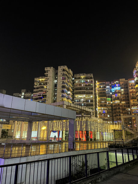 印度德里的高层公寓公寓楼的图片，为印度传统节日排灯节装饰着彩色的仙女灯图片下载