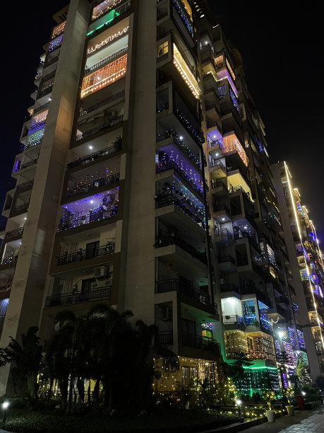 印度德里的高层公寓公寓楼的图片，为印度传统节日排灯节装饰着彩色的仙女灯图片下载