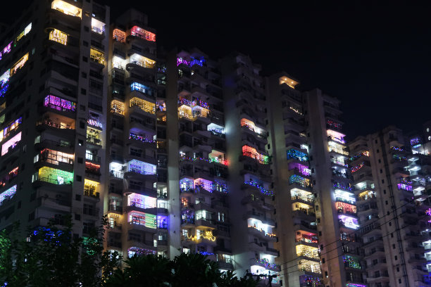 印度德里的高层公寓公寓楼的图片，为印度传统节日排灯节装饰着彩色的仙女灯图片下载