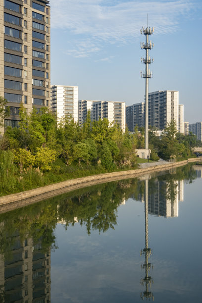 河边的居民楼和移动通信塔图片下载