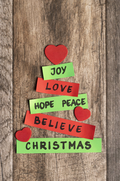 由绿色和红色的纸制成的抽象圣诞树图片下载