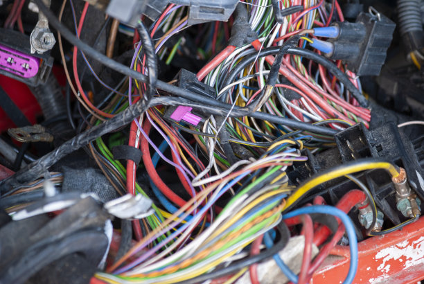 电子废弃物的户外电缆，脏的浪费，废弃的原材料图片下载