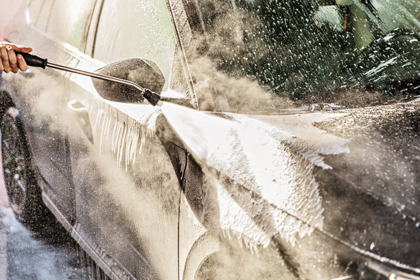 洗车店洗车的人图片下载