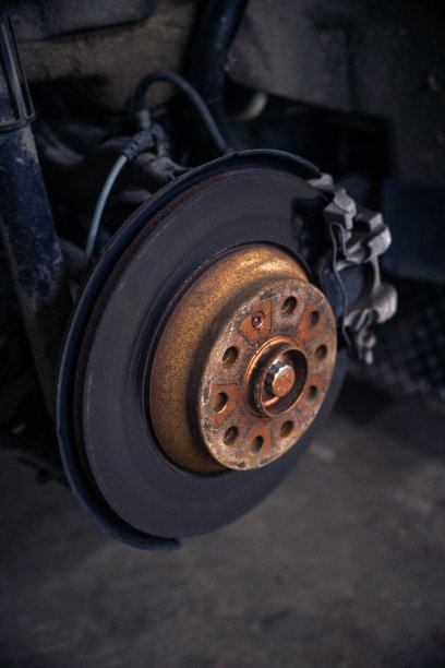 汽车盘式制动器的特写，修理悬挂图片下载