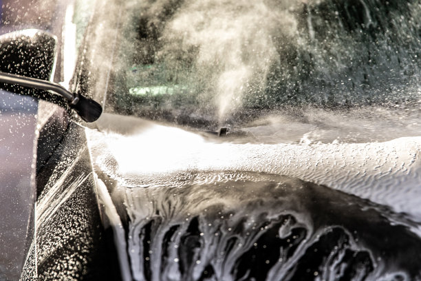 洗车店洗车的人图片下载