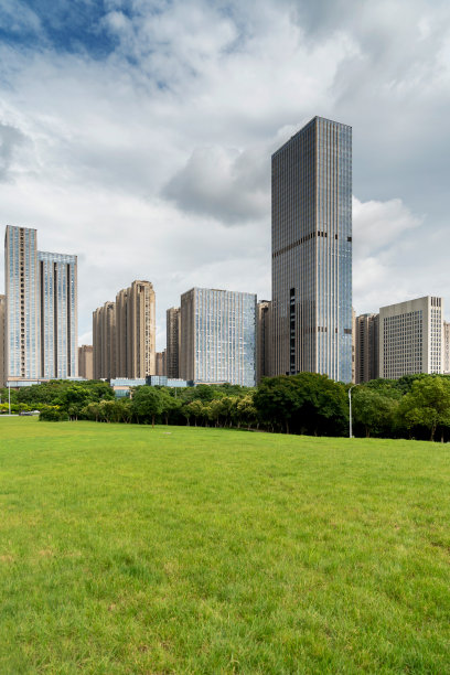 上海现代建筑背景的城市公园图片下载