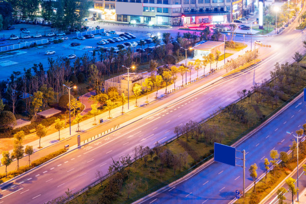 夜晚，汽车带着模糊的灯光穿过城市图片下载