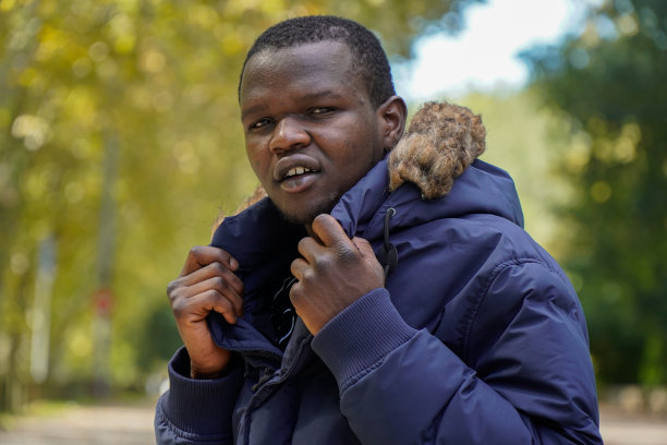 冬天在公园里穿着大衣的非洲黑人肖像。真实的人图片下载