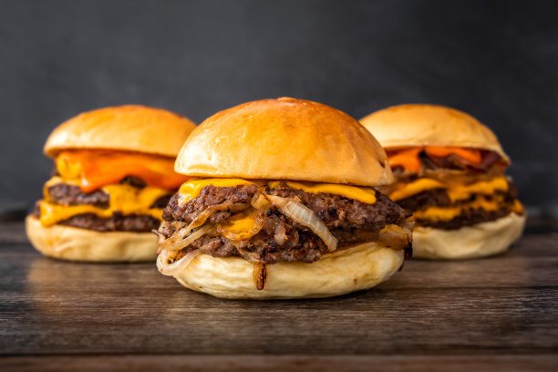 木桌上美味多汁的汉堡特写镜头图片下载
