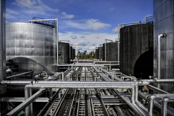 炼油厂的管道和储油罐图片下载