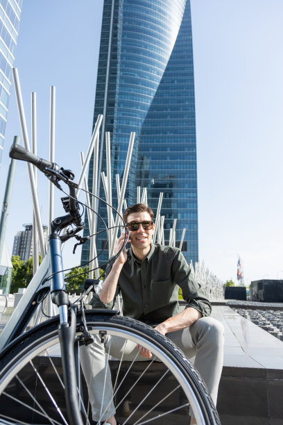 商人骑电动自行车图片下载