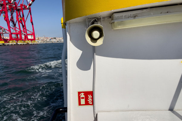 里斯本一艘游船上的安全工具图片下载