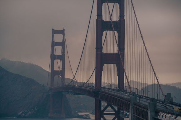 旧金山著名的金门大桥在夏天被雾覆盖的鸟瞰图图片下载