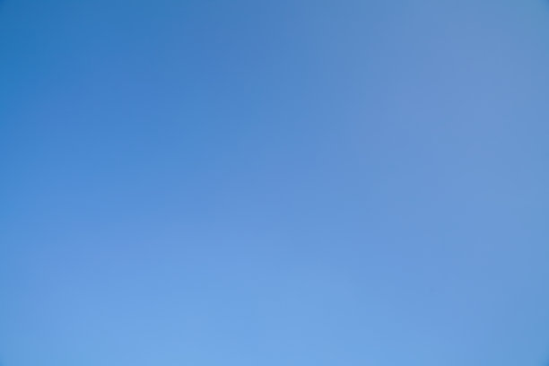 蓝色的天空背景与小云在全景视图。图片下载