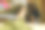 一个人的脚翘在马车上，背景里有其他人。绿色或卡其色裤子。亲密感。享受。优雅。健康。指甲。手指。枕头。的生活。男孩。男性。青年。的儿子。指甲图片下载