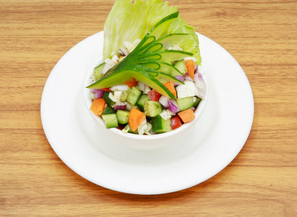 新鲜的卡其木沙拉或卡其木盛在盘子里，孤立在印度和巴基斯坦食物的灰色背景侧面图片下载