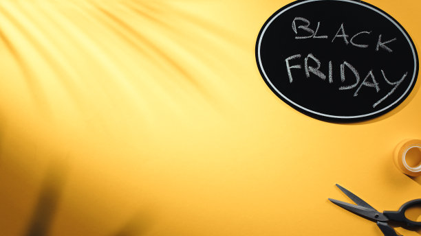 黑板上黄色的背景上写着黑色星期五。本空间图片下载