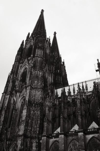 德国科隆大教堂外立面的灰度照片图片下载