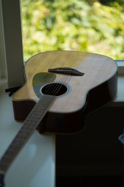 窗台上竖着一把原声吉他图片下载