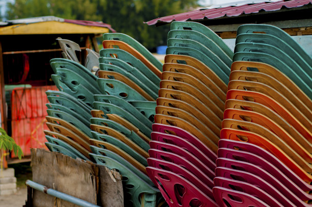 五颜六色的塑料椅子图片下载