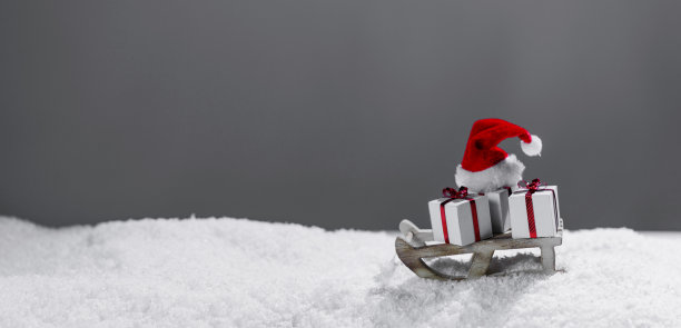 圣诞礼物放在雪橇上图片下载