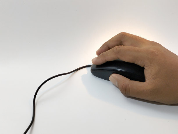 男子手持电脑鼠标图片下载