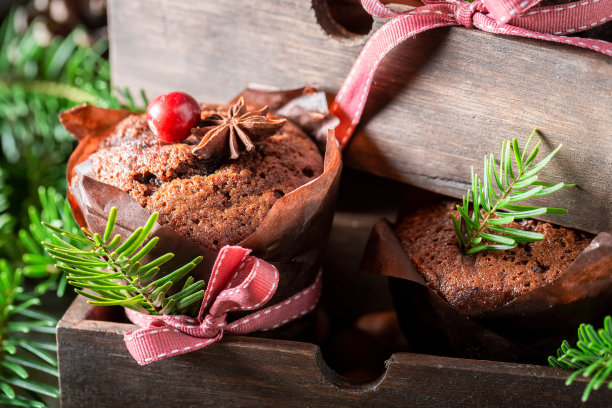 甜姜饼松饼配小红莓和肉桂。图片下载