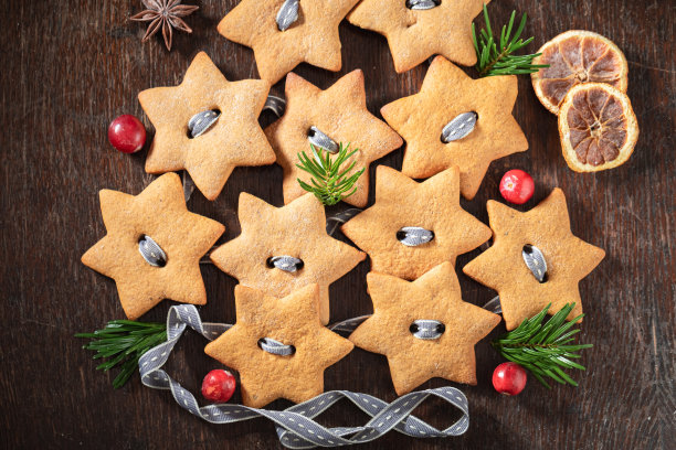 从上到下视图姜饼饼干链作为圣诞装饰。图片下载