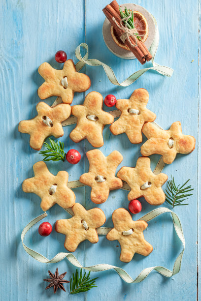 可爱的奶油饼干链作为圣诞装饰。图片下载