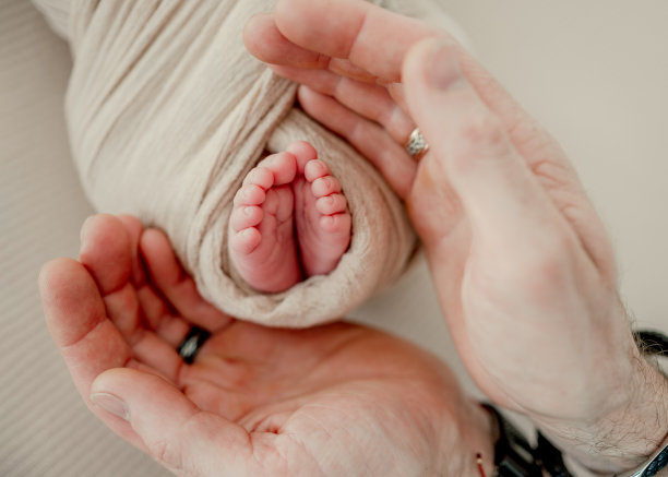 爸爸抱着小宝宝的腿图片下载