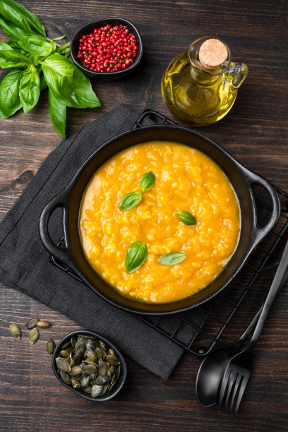 意大利烩饭配南瓜和南瓜子，帕尔马干酪和罗勒。米兰烩饭加藏红花。意大利菜秋季季节性菜单图片下载