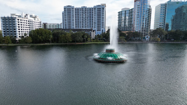 以城市为背景的伊欧拉湖公园喷水池的美丽照片图片下载