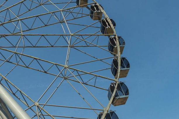 部分设计的摩天轮与摊位。图片下载