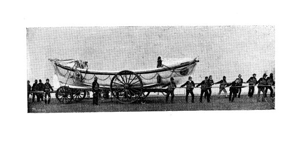 维多利亚时代的插图，一艘救生艇正被人拉向海滩;航海史:《救生艇之书》，1894年图片下载