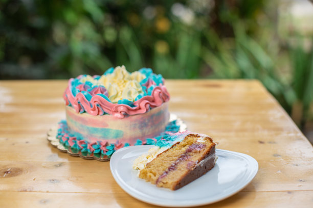 选择焦点镜头丰富的自制香草甜与彩色奶油图片下载