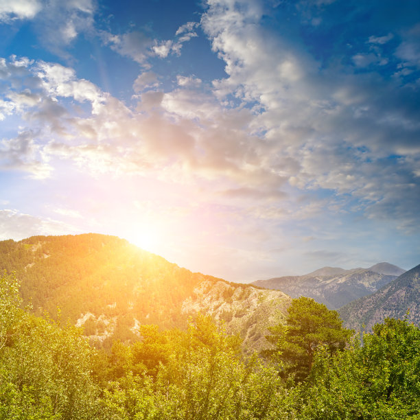 安道尔比利牛斯山美丽的山景。图片下载