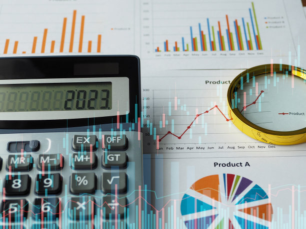 商业图表上的放大镜预测2023年的未来收益图片下载