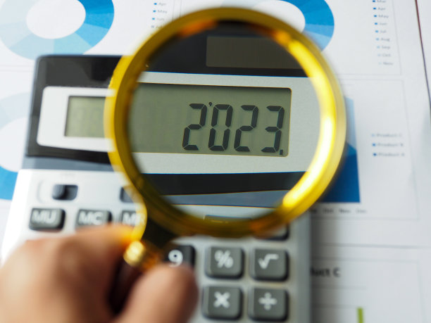 放大镜照在2023计算器上图片下载