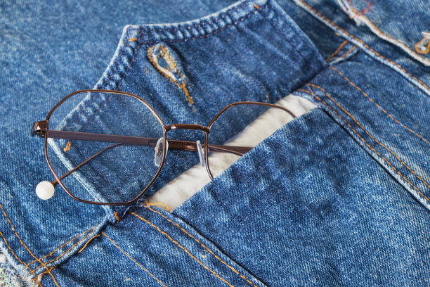 蓝色牛仔背心口袋里的眼镜图片下载