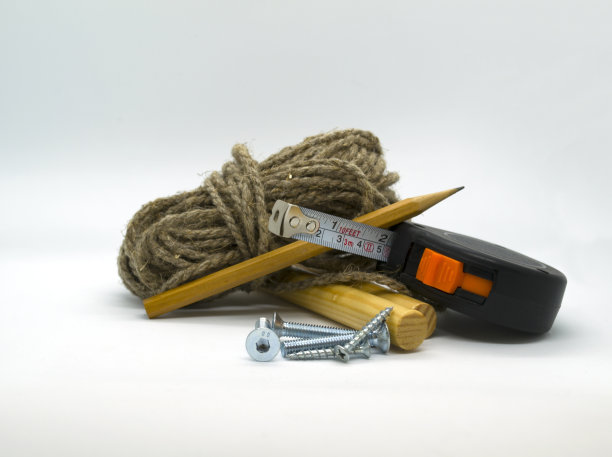 钉子、木片、建筑尺、铅笔和麻绳图片下载