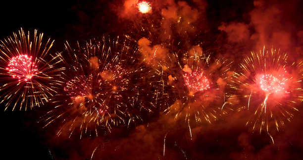 红烟花庆2023年新年快乐，7月4日国庆佳节。晚上放红色烟花庆祝国庆。2023年新年晚会倒计时活动图片下载