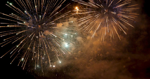 金烟花庆祝纪念日独立日晚上时间庆祝国庆节。2023年新年晚会倒计时活动。2023年新年快乐，7月4日节日佳节概念图片下载