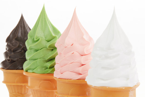 选择焦点拍摄的软口味冰淇淋设置在脆脆的华夫饼杯图片下载