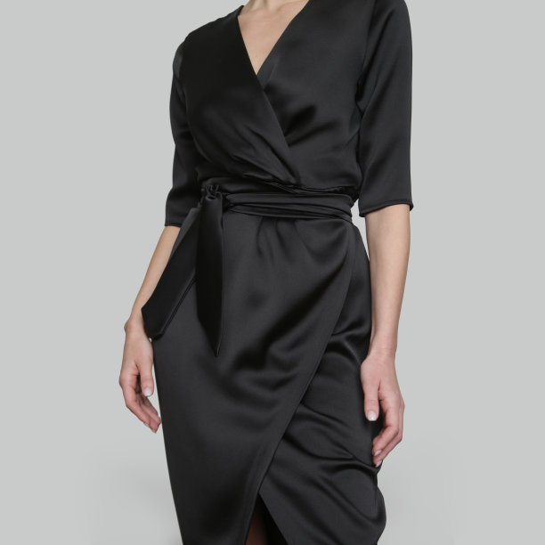 系列工作室照片迷人的年轻女子穿着优雅的黑色丝绸缎面连衣裙。图片下载